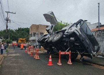 Retirada do guindaste tombado em Uberlândia mobiliza órgãos estaduais, municipais e empresas privadas -  (crédito: CBMMG)
