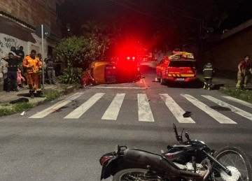 Carro chegou a capotar ao atingir a motocicleta em rua da capital mineira -  (crédito: Corpo de Bombeiros/Reprodução)