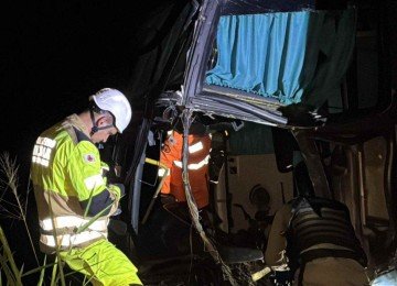 Ônibus saiu de Guarapari (ES) e estava indo para Ouro Branco (MG)
 -  (crédito: Corpo de Bombeiros/Reprodução)