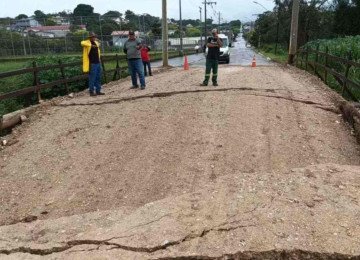 Ponte cai no Sul de Minas Gerais devido às fortes chuvas dessa segunda-feira (19/1) -  (crédito: Defesa Civil)