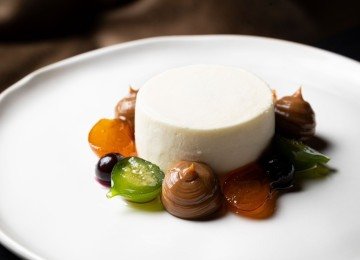 Com compotas e doce de leite, a mousse de queijo de cabra do Trintaeum mistura sabores e texturas -  (crédito: Victor Schwaner/Divulgação )