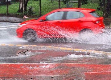 Boca de lobo transborda e causa caos na Avenida João XXIII -  (crédito: Marcos Vieira/EM/D.A Press)