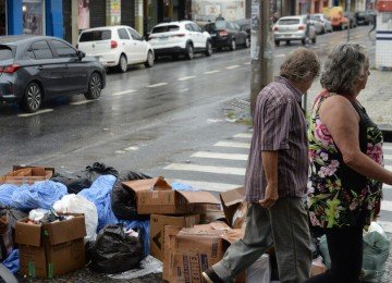 Paralisacao de garis, resulta no acumulo de lixo em calcadas do bairro Padre Eustaquio.  -  (crédito: Tulio Santos/EM/D.A. )