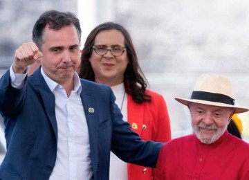 Pacheco com Lula em 2025: o presidente agendou encontro com o senador para uma última tentativa de convencê-lo a entrar na disputa mineira -  (crédito: DOUGLAS MAGNO/AFP – 5/9/25)