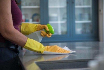 'É um trabalho pesado, com rotina intensa e cansaço constante', relata oceanógrafo brasileiro que trabalha fazendo limpezas em um hotel (foto ilustrativa) -  (crédito: Getty Images)