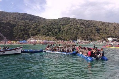 <p>A superlotação nas praias de Arraial do Cabo levou o ICMBio a recomendar “interdição imediata” de desembarques nas raias destinadas a barcos de maior porte, entre 25 e 80 passageiros. A situação ocorreu em locais como a Praia do Forno e as prainhas do Pontal do Atalaia.</p>
 -  (crédito: Divulgação/ICMBio)