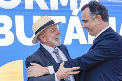 Pacheco pisca para Lula e, agora, cogita troca de partido e candidatura em Minas -  (crédito: Platobr Politica)