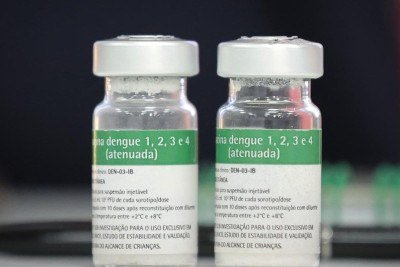 Frascos da Butantan-DV, a nova vacina contra a dengue que ser&aacute; distribu&iacute;da pelo SUS a partir de 2026. -  (crédito: Divulga&ccedil;&atilde;o/ Governo de SP/ Ag&ecirc;ncia SP)