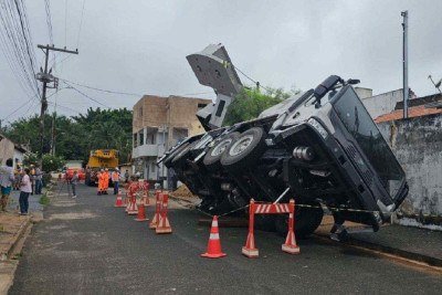 Retirada do guindaste tombado em Uberlândia mobiliza órgãos estaduais, municipais e empresas privadas -  (crédito: CBMMG)