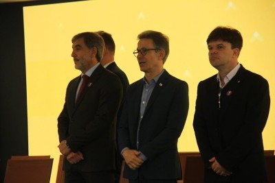 Lyssandro Siqueira (E) é o novo secretário estadual do Meio Ambiente; ele foi empossado pelo governador Romeu Zema na manhã desta terça-feira (20/01) -  (crédito: Jair Amaral/EM/DA Press)