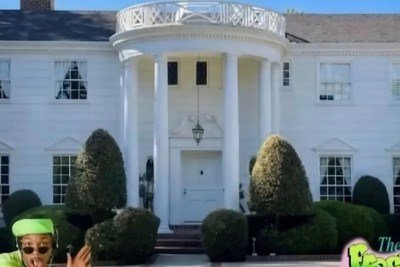 <p>A mansão que marcou gerações como a casa de “Um Maluco no Pedaço” será colocada à venda em Los Angeles por cerca de US$ 30 milhões. Embora a série fosse ambientada em Bel-Air, o imóvel fica, na verdade, no bairro de Brentwood, outra área nobre da cidade.</p>
 -  (crédito: Divulgação/Instagram)