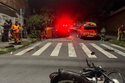 Carro chegou a capotar ao atingir a motocicleta em rua da capital mineira -  (crédito: Corpo de Bombeiros/Reprodução)
