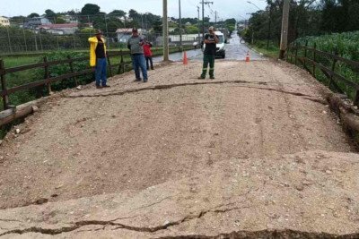 Ponte cai no Sul de Minas Gerais devido às fortes chuvas dessa segunda-feira (19/1) -  (crédito: Defesa Civil)