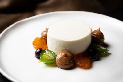 Com compotas e doce de leite, a mousse de queijo de cabra do Trintaeum mistura sabores e texturas -  (crédito: Victor Schwaner/Divulgação )