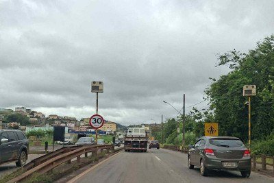 Sinaliza&ccedil;&atilde;o informa novo limite de velocidade no trecho, onde h&aacute; um radar -  (crédito: Vera Schmitz/EM/D.A.Press)