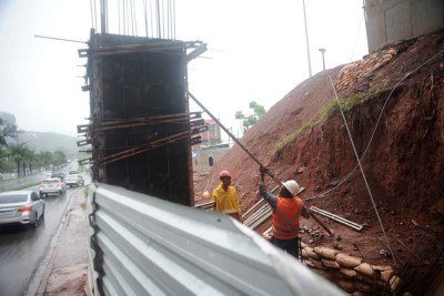 
As intervenções para melhoria viária na interseção da MGC-358 e Avenida Raja Gabaglia tiveram início em julho, com conclusão prevista para novembro passado

 -  (crédito: Alexandre Guzanshe/EM/D.A Press)