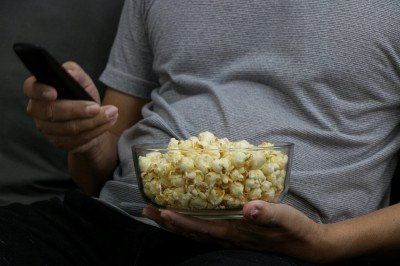 Plataformas gratuitas oferecem filmes e séries sem cobrança de assinatura -  (crédito: Pexels )