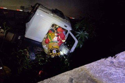 Acidente em Frutal deixou duas pessoas feridas. Uma das vítimas ficou presa às ferragens -  (crédito: Divulgação/CBMMG)