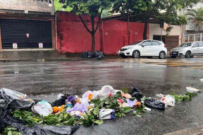 Lixo se acumula no bairro Coração Eucarístico, região Noroeste de BH, no segundo dia de paralisação de garis -  (crédito: Edésio Ferreira/EM/D.A Press)