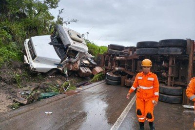 Caminhão carregado de terra tombou na BR-381 nesta terça-feira (20/01) -  (crédito: Divulgação/CBMMG)