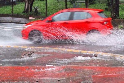 Boca de lobo transborda e causa caos na Avenida João XXIII -  (crédito: Marcos Vieira/EM/D.A Press)