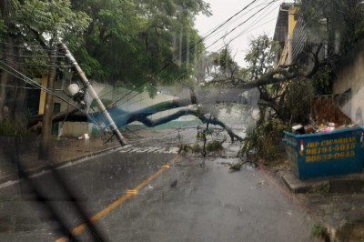 Uma moto ficou presa sob a fiação -  (crédito: CBMMG)