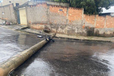 Postes bloqueiam via em bairro de Venda Nova, em BH -  (crédito: CBMMG)