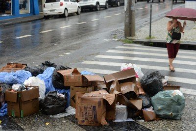 Paralisa&ccedil;&atilde;o de garis resulta no ac&uacute;mulo de lixo em cal&ccedil;adas do Bairro Padre Eust&aacute;quio -  (crédito: Tulio Santos/EM/D.A. )