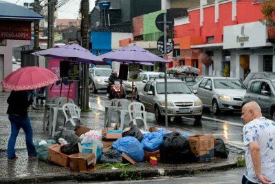 Lanchonenete na Rua Padre Eust&aacute;quio, na Regi&atilde;o Noroeste, de Belo Horizonte, sofre com ac&uacute;mulo de lixo no passeio. -  (crédito: T&uacute;lio Santos/EM/D.A. Press)