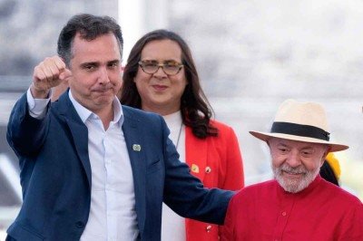 Pacheco com Lula em 2025: o presidente agendou encontro com o senador para uma última tentativa de convencê-lo a entrar na disputa mineira -  (crédito: DOUGLAS MAGNO/AFP – 5/9/25)