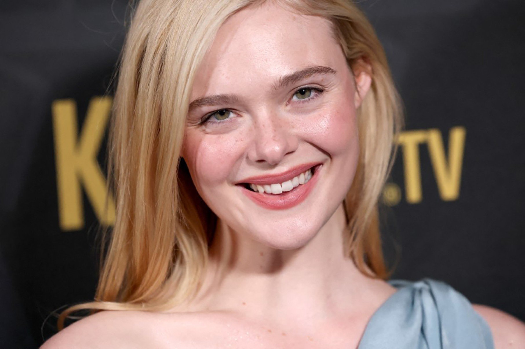  A bela Elle Fanning est&aacute; no longa de Karim A&iuml;nouz