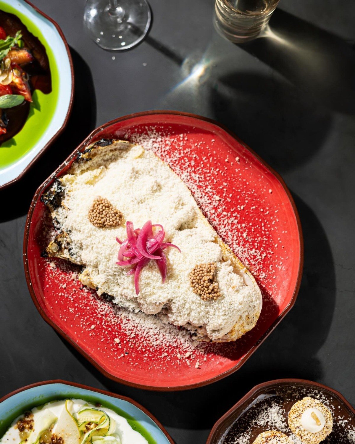 Acelga da Casa Azeite &eacute; coberta com muito queijo mineiro maturado 