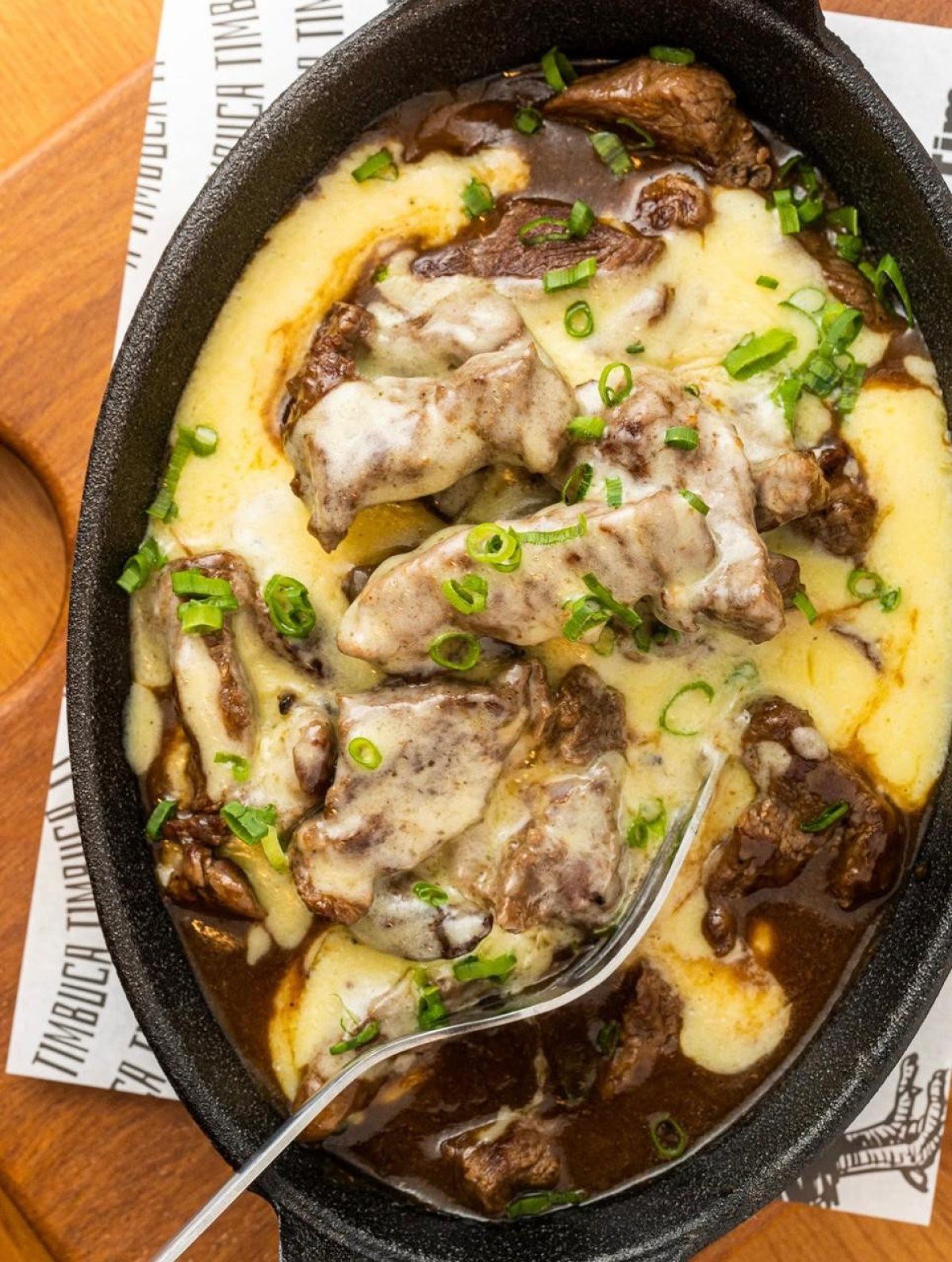 Um dos petiscos do Ca&ecirc; utiliza queijo azul de Cruz&iacute;lia (MG)