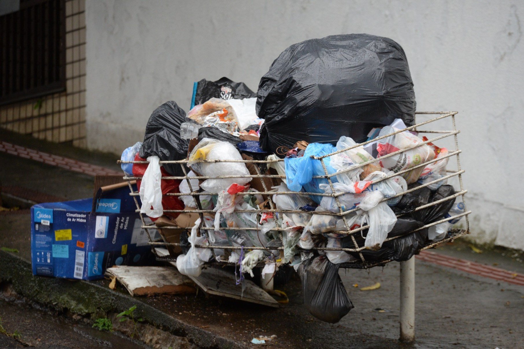 Paralisação de garis, resulta no acumulo de lixo em calcadas do bairro Padre Eustáquio. -Tulio Santos/EM/D.A. 
