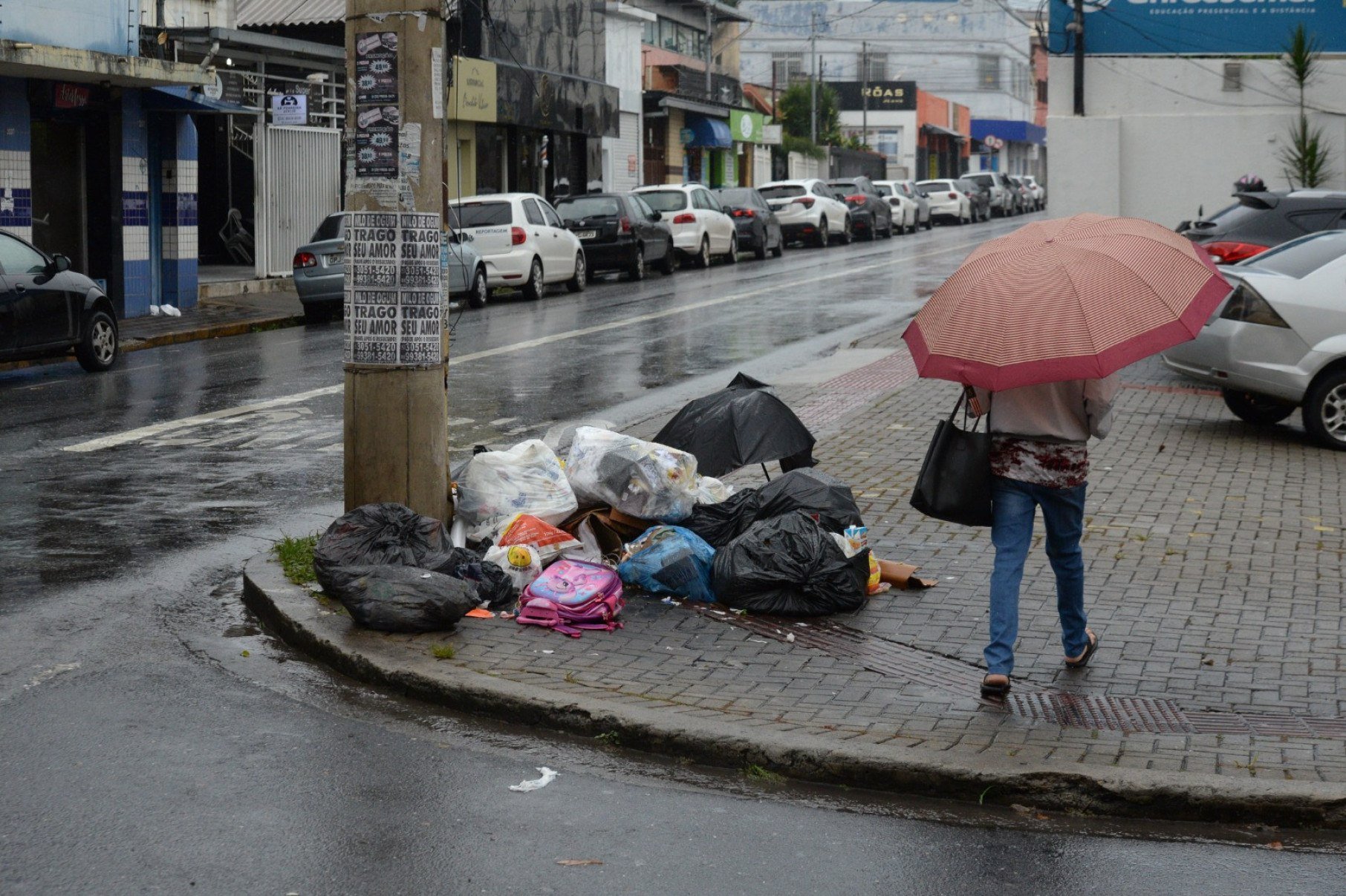 Paralisação de garis, resulta no acumulo de lixo em calcadas do bairro Padre Eustáquio. -Tulio Santos/EM/D.A. 