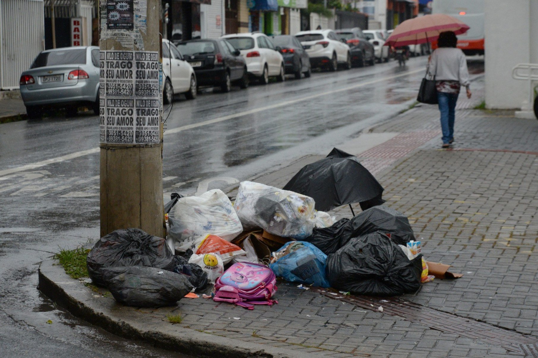 Paralisação de garis, resulta no acumulo de lixo em calcadas do bairro Padre Eustáquio. -Tulio Santos/EM/D.A. 