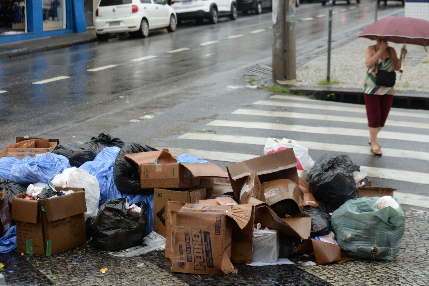 Paralisação de garis, resulta no acumulo de lixo em calcadas do bairro Padre Eustáquio. -Tulio Santos/EM/D.A. 