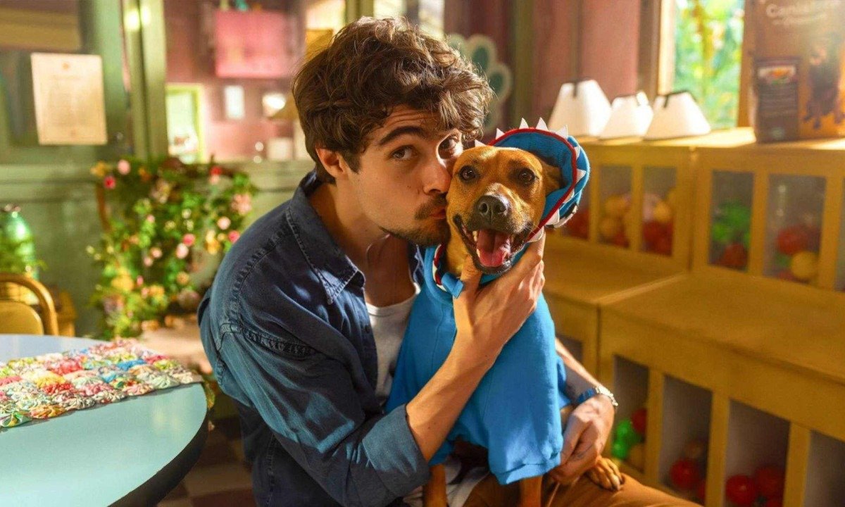 Ator Rafael Vitti beija o vira-lata Amendoim. Os dois estrelam o filme Caramelo 