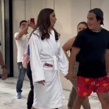 Ivete Sangalo chama atenção ao embarcar de roupão em Guarulhos - Reprodução de vídeo/Instagram