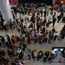 Em setembro do ano passado, passageiros do Santos Dumont (RJ) tiveram voos cancelados ou atrasados devido a um vazamento de óleo que obstruiu a pista principal aeroporto -  (crédito: MAURO PIMENTEL / AFP)