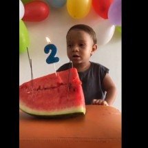 Melancia substitui bolo em aniversário de menino; veja o resultado