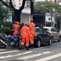 Batida arremessa garupa sobre teto de veículo na Av. do Contorno, em BH - Edésio Ferreira/EM/D.A.Press