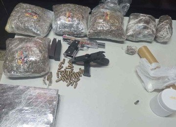 Com os suspeitos, os policiais apreenderam duas pistolas, 8kg de maconha e uma quantidade menor de coca&iacute;na -  (crédito: PMMG/Divulga&ccedil;&atilde;o)