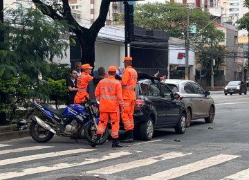 Garupa chegou a cair em cima do veículo, onde foi atendida pelos bombeiros -  (crédito: Edésio Ferreira/EM/D.A.Press)