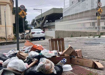 Lixo se acumula em BH no terceiro dia de paralisação dos garis -  (crédito: Edésio Ferreira/EM/D.A Press)