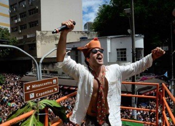 Pedro Calais, vocalista da Lagum, durante desfile no carnaval do ano passado, no Bairro Funcionários -  (crédito: Túlio Santos/EM/D.A Press/2/3/2025)