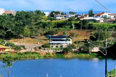 <p>Ouro Branco é uma cidade de Minas Gerais que carrega um pedaço importante da história do Brasil. Localizada a cerca de 100 quilômetros de Belo Horizonte, ela fica muito próxima de Ouro Preto, um dos destinos mais conhecidos do ciclo do ouro. Com uma combinação de passado colonial, belezas naturais e desenvolvimento industrial, Ouro Branco merece atenção tanto dos viajantes interessados em história quanto daqueles que buscam contato com a natureza. As origens do município remontam ao final do  -  (crédito:  Reprodução do Instagram @ourobranco.emcena)