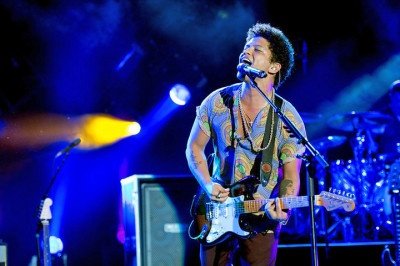 <p>O cantor <span class='hover:entity-accent entity-underline inline cursor-pointer align-baseline'><span class='whitespace-normal'>Bruno Mars</span></span> alcançou o primeiro lugar da principal parada musical dos Estados Unidos ao lançar o single <span class='hover:entity-accent entity-underline inline cursor-pointer align-baseline'><span class='whitespace-normal'>I Just Might</span></span>. A faixa chegou diretamente ao topo, confirmando a força do artista no mercado norte-americano logo na e -  (crédito: Melissa Cha - Flickr)
