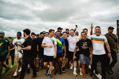 Entre um passo e outro, caminhada de Nikolas é marcada por selfies e vídeos -  (crédito: Divulgação/Nikolas)