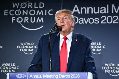 O presidente dos EUA, Donald Trump, discursa durante uma recepção com líderes empresariais à margem do Fórum Econômico Mundial (FEM), em Davos, em 21 de janeiro de 2026. O Fórum Econômico Mundial acontece em Davos de 19 a 23 de janeiro de 2026.  (Photo by Mandel NGAN / AFP)
       -  (crédito:  AFP)